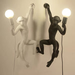 Luminária de parede em resina divertida com design de macaco, uma peça lúdica para iluminar com charme e estilo.