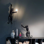 Luminária de parede em resina divertida com design de macaco, uma peça lúdica para iluminar com charme e estilo.