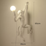 Luminária de parede em resina divertida com design de macaco, uma peça lúdica para iluminar com charme e estilo.