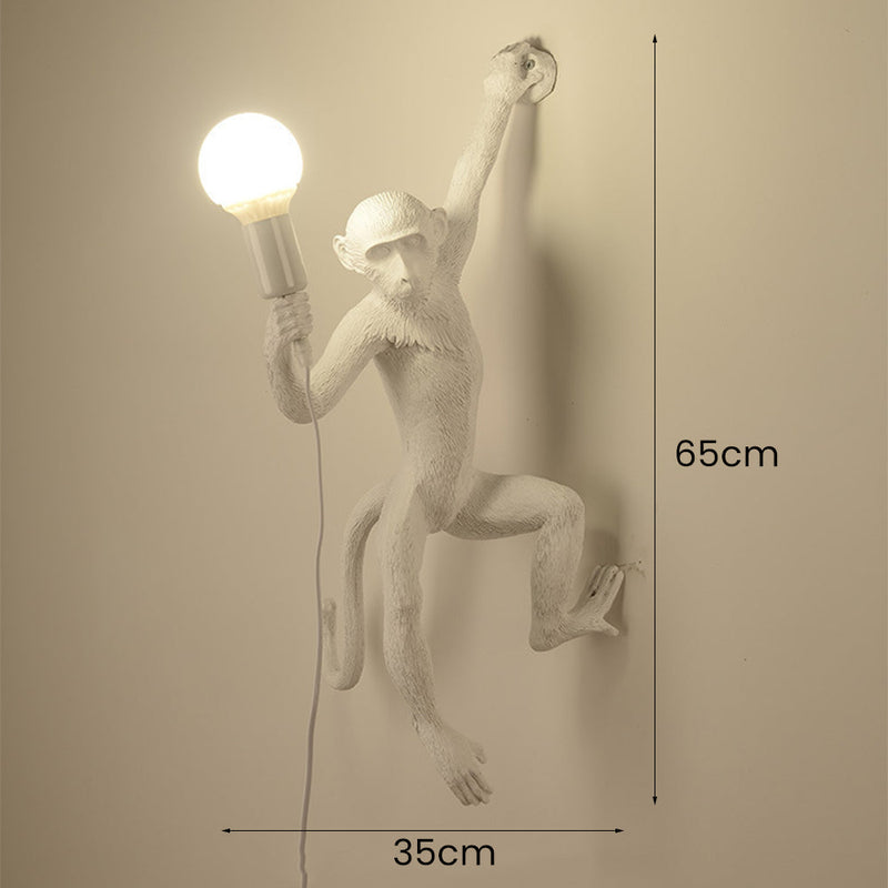 Luminária de parede em resina divertida com design de macaco, uma peça lúdica para iluminar com charme e estilo.