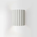 Luminária de parede em resina escultural, com iluminação suave e design contemporâneo, ideal para sofisticação de ambientes. Branco