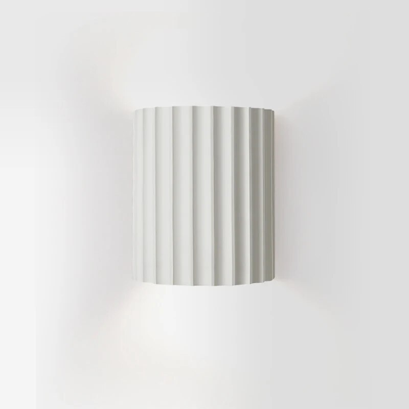 Luminária de parede em resina escultural, com iluminação suave e design contemporâneo, ideal para sofisticação de ambientes. Branco