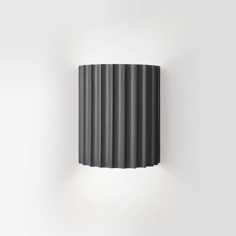 Luminária de parede em resina escultural, com iluminação suave e design contemporâneo, ideal para sofisticação de ambientes. Cinza