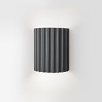 Luminária de parede em resina escultural, com iluminação suave e design contemporâneo, ideal para sofisticação de ambientes. Cinza