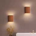 Luminária de parede em resina escultural, com iluminação suave e design contemporâneo, ideal para sofisticação de ambientes. Laranja