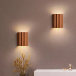 Luminária de parede em resina escultural, com iluminação suave e design contemporâneo, ideal para sofisticação de ambientes. Laranja
