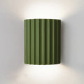 Luminária de parede em resina escultural, com iluminação suave e design contemporâneo, ideal para sofisticação de ambientes. Verde