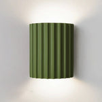 Luminária de parede em resina escultural, com iluminação suave e design contemporâneo, ideal para sofisticação de ambientes. Verde