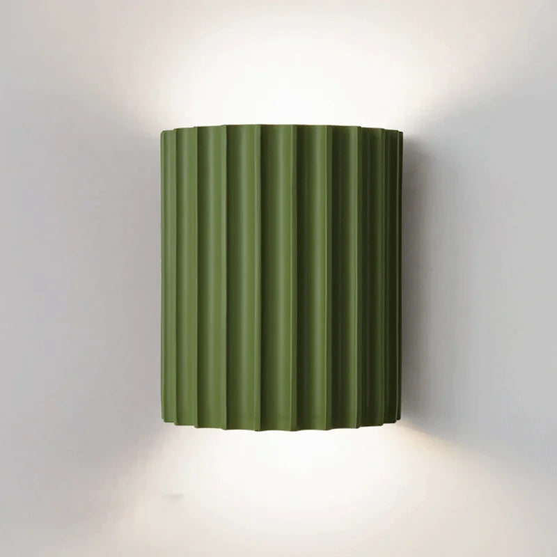 Luminária de parede em resina escultural, com iluminação suave e design contemporâneo, ideal para sofisticação de ambientes. Verde