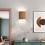Luminária de parede em resina escultural, com iluminação suave e design contemporâneo, ideal para sofisticação de ambientes.