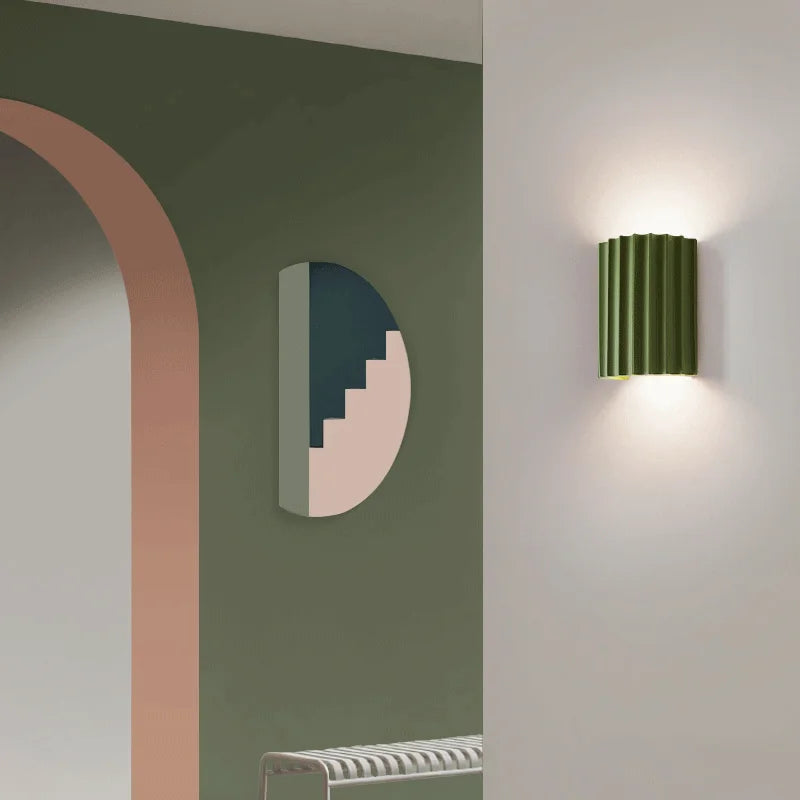 Luminária de parede em resina escultural, com iluminação suave e design contemporâneo, ideal para sofisticação de ambientes.