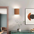 Luminária de parede em resina escultural, com iluminação suave e design contemporâneo, ideal para sofisticação de ambientes.