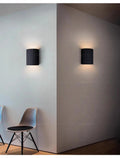 Luminária de parede em resina escultural, com iluminação suave e design contemporâneo, ideal para sofisticação de ambientes.