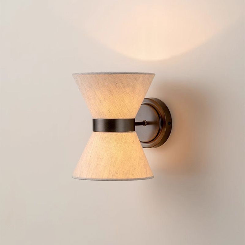 Luminária de parede em seda artesanal com design wabi-sabi minimalista, iluminando ambientes com sofisticação atemporal.