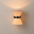 Luminária de parede em seda artesanal com design wabi-sabi minimalista, iluminando ambientes com sofisticação atemporal.