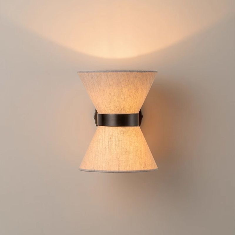 Luminária de parede em seda artesanal com design wabi-sabi minimalista, iluminando ambientes com sofisticação atemporal.