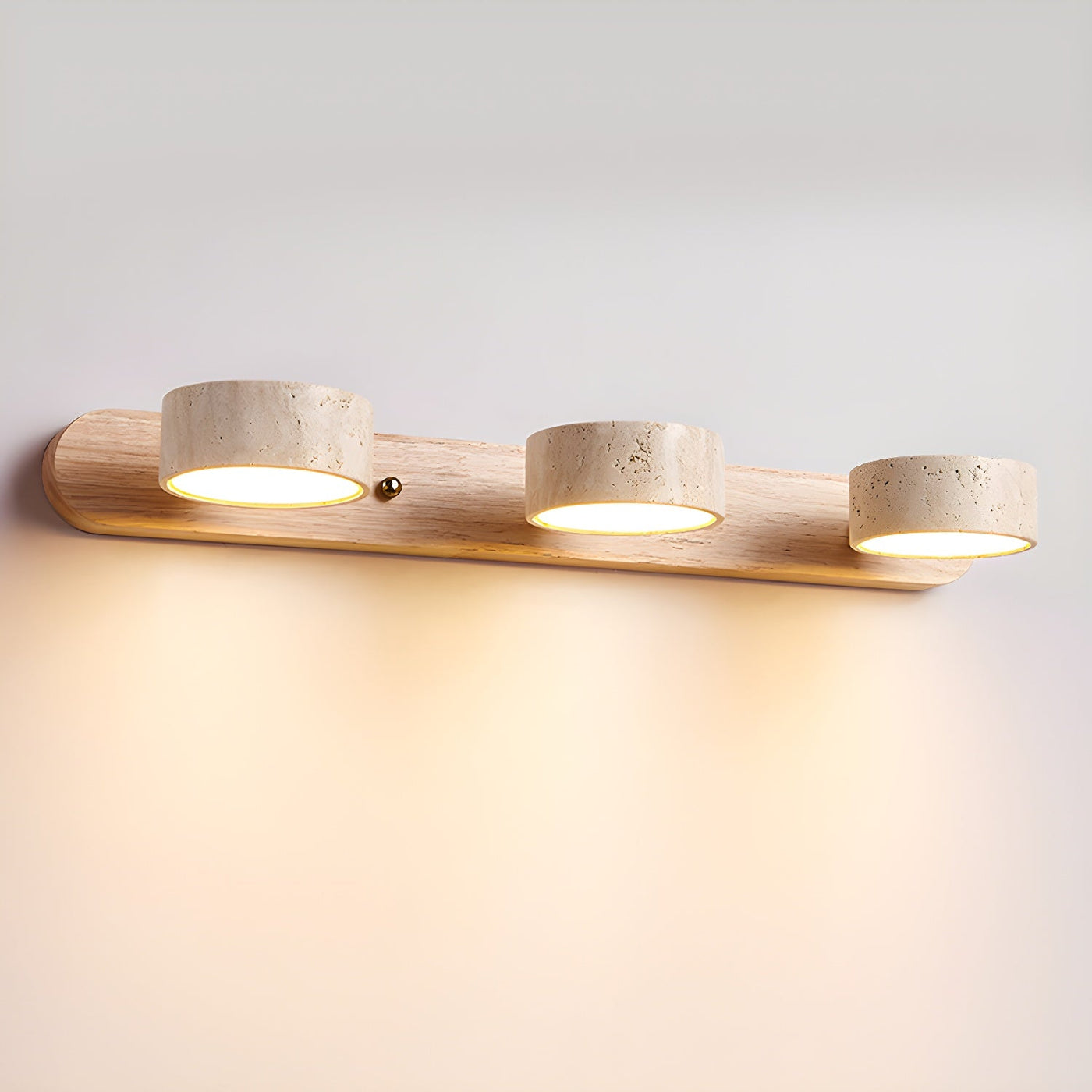Luminária de parede em travertino refinado, com iluminação suave e design contemporâneo para ambientes sofisticados. 3-Luzes Cor Madeira