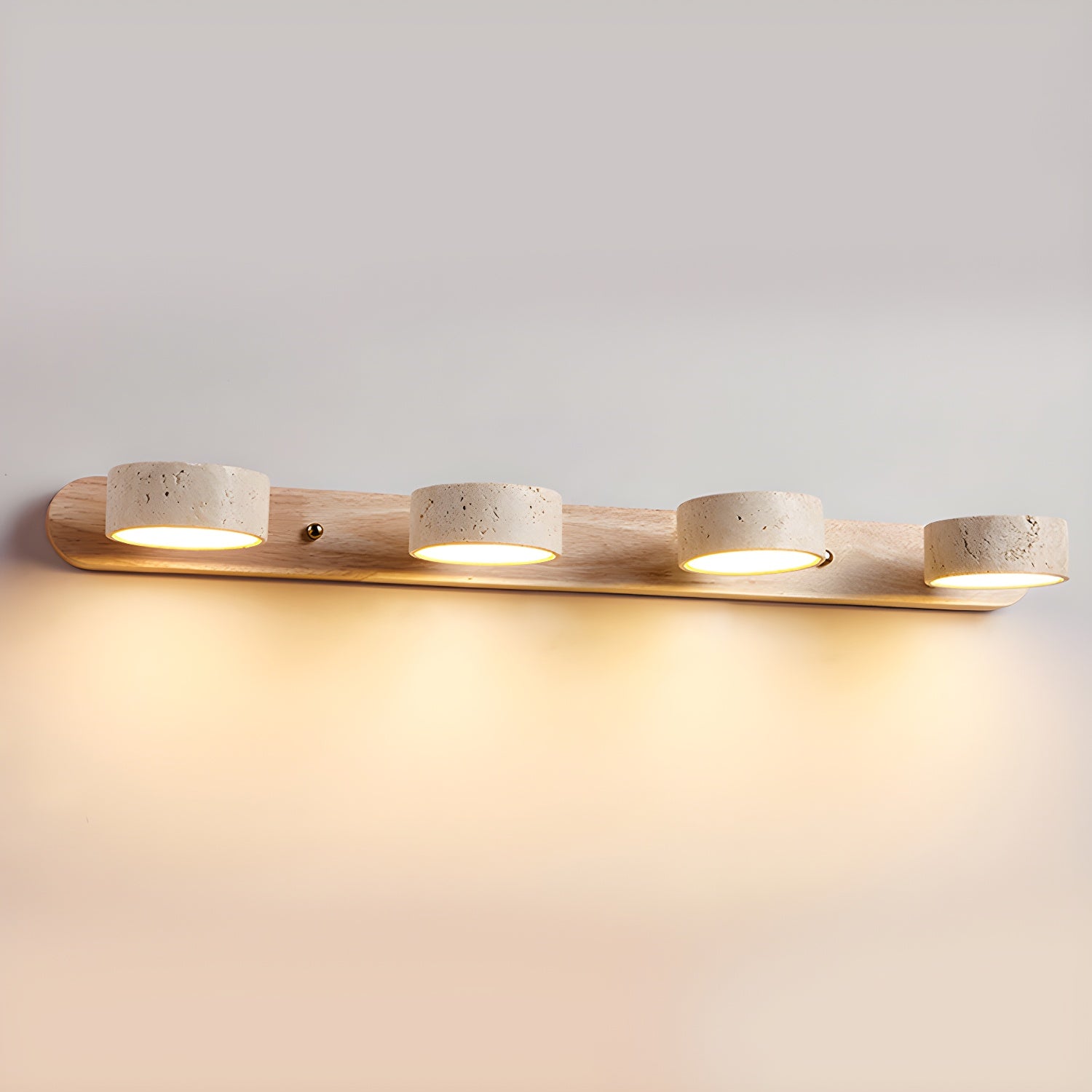 Luminária de parede em travertino refinado, com iluminação suave e design contemporâneo para ambientes sofisticados. 4-Luzes Cor Madeira
