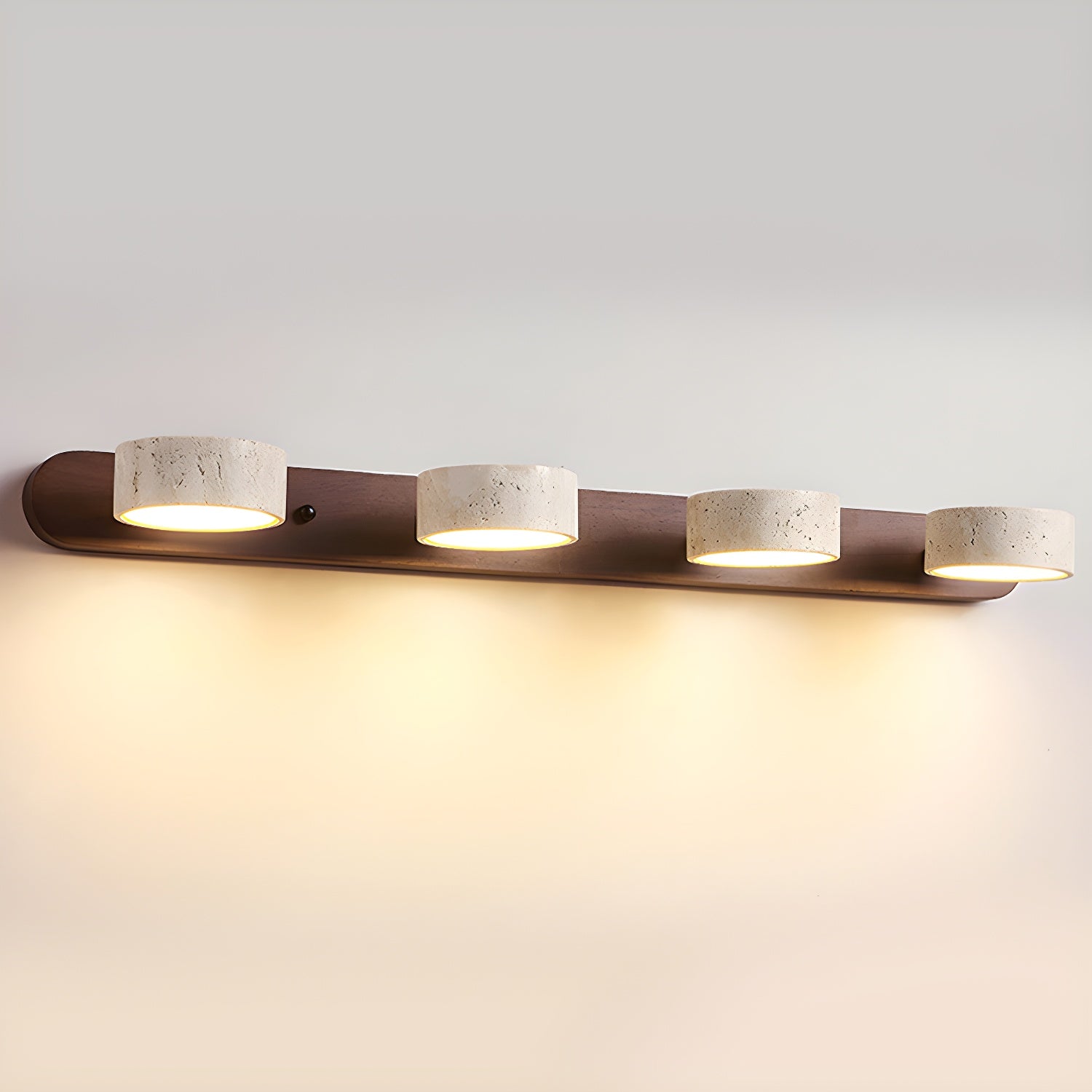 Luminária de parede em travertino refinado, com iluminação suave e design contemporâneo para ambientes sofisticados. 4-Luzes Cor Noz