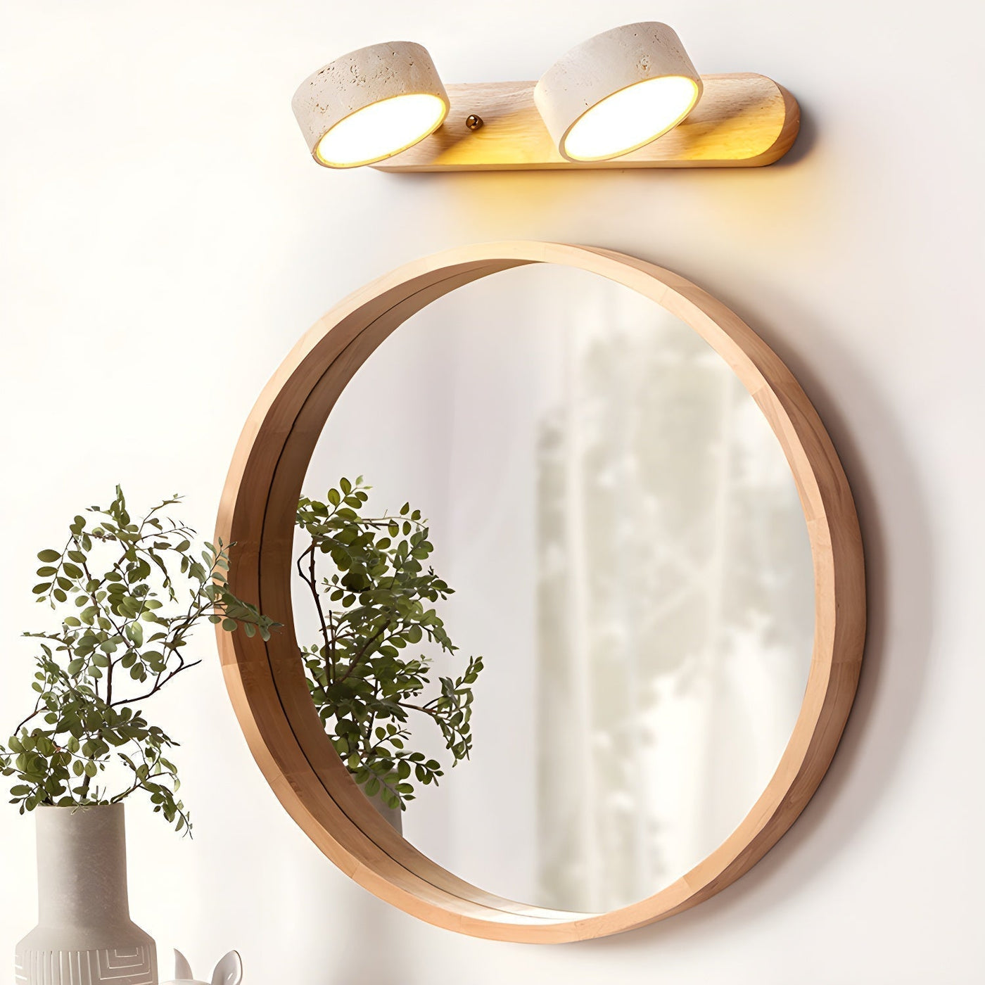 Luminária de parede em travertino refinado, com iluminação suave e design contemporâneo para ambientes sofisticados.