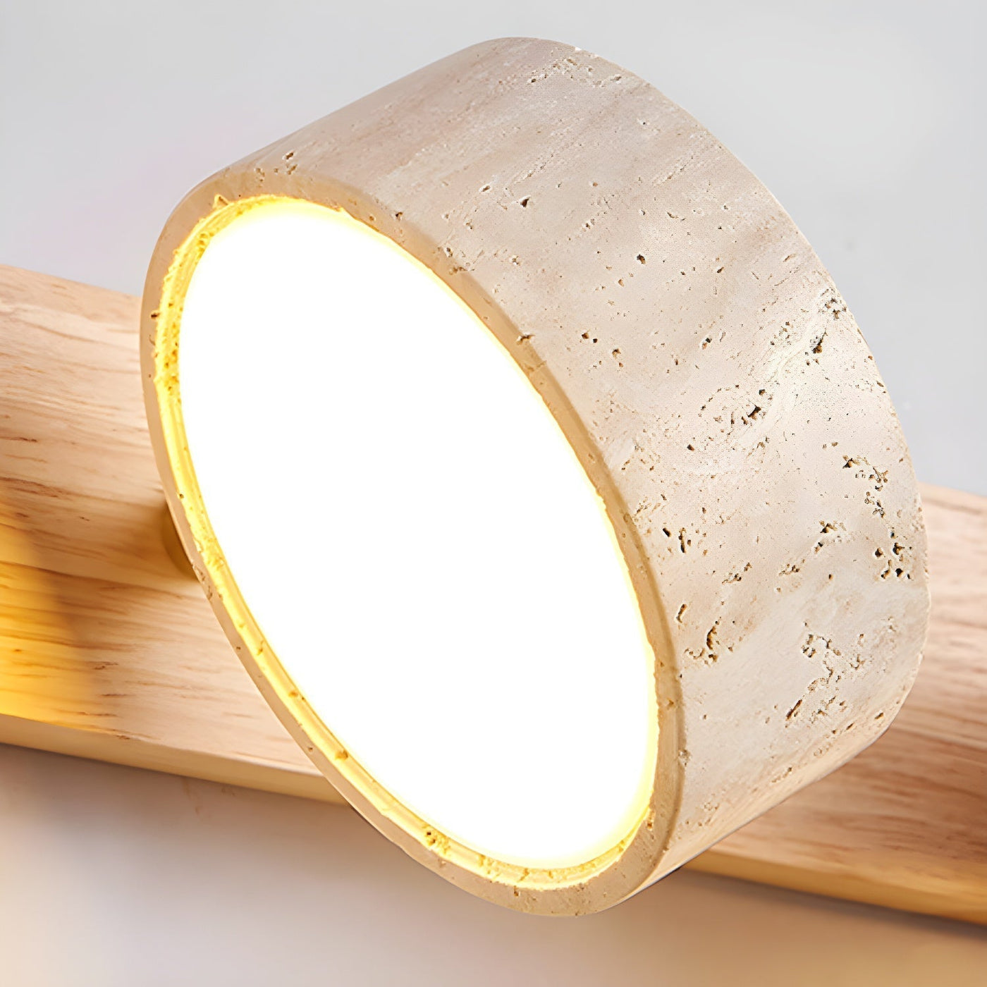 Luminária de parede em travertino refinado, com iluminação suave e design contemporâneo para ambientes sofisticados.