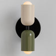 Luminária de parede em vidro duplo, com iluminação suave e design contemporâneo que transforma ambientes.