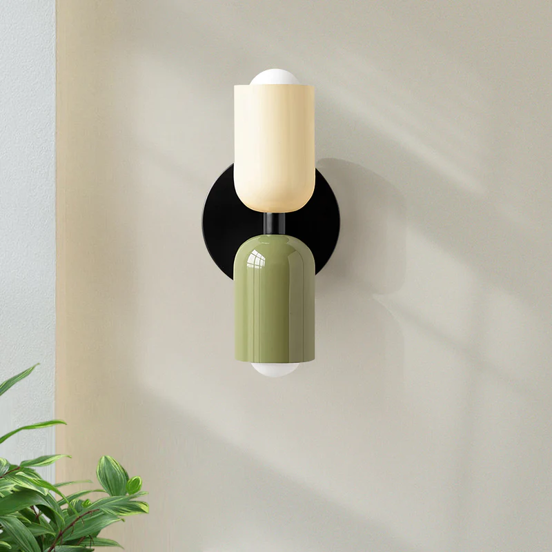 Luminária de parede em vidro duplo, com iluminação suave e design contemporâneo que transforma ambientes.