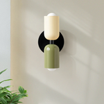 Luminária de parede em vidro duplo, com iluminação suave e design contemporâneo que transforma ambientes.