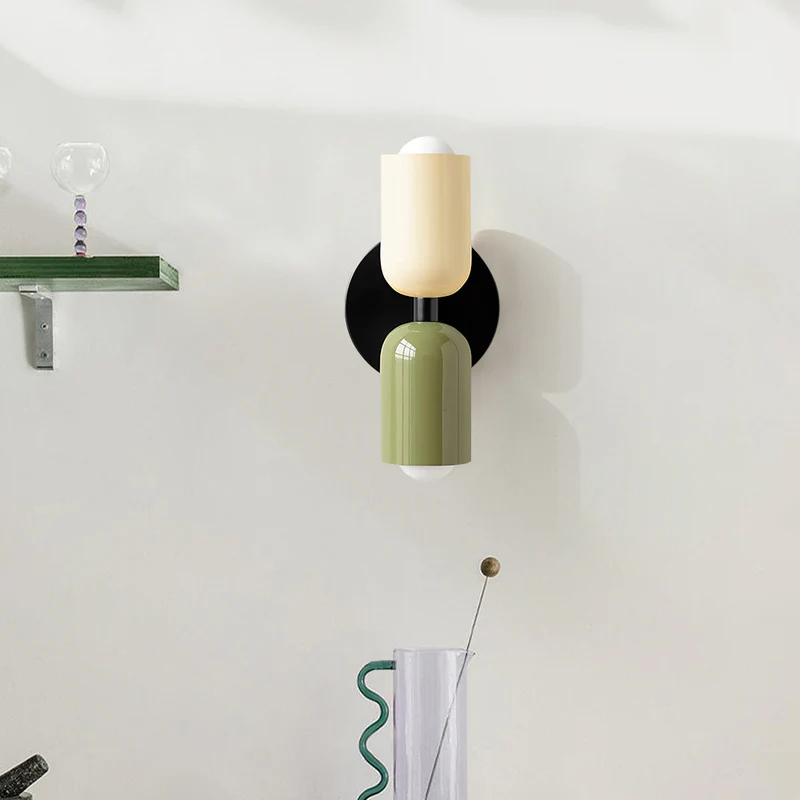 Luminária de parede em vidro duplo, com iluminação suave e design contemporâneo que transforma ambientes.