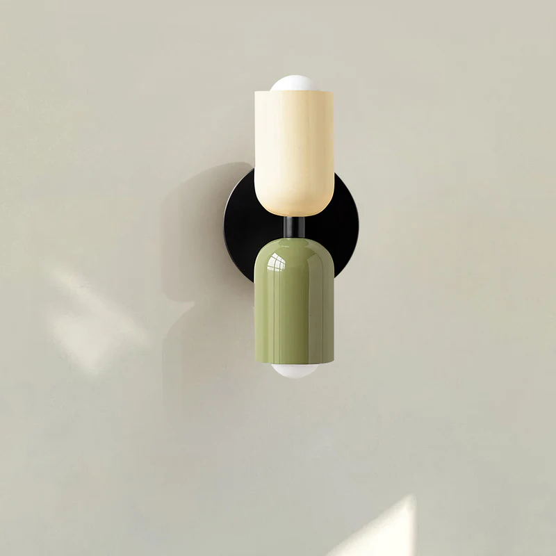 Luminária de parede em vidro duplo, com iluminação suave e design contemporâneo que transforma ambientes.