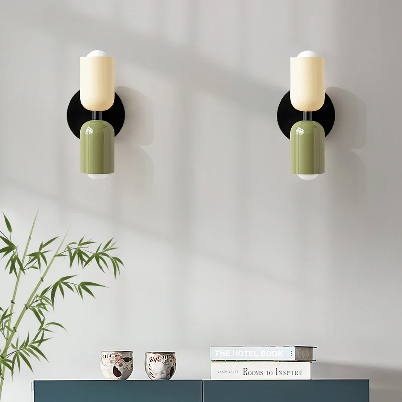 Luminária de parede em vidro duplo, com iluminação suave e design contemporâneo que transforma ambientes.