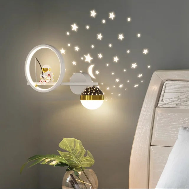 Luminária de parede encantadora em formato de nuvem, com iluminação suave e acolhedora, perfeita para o quarto dos pequenos. Branco direito