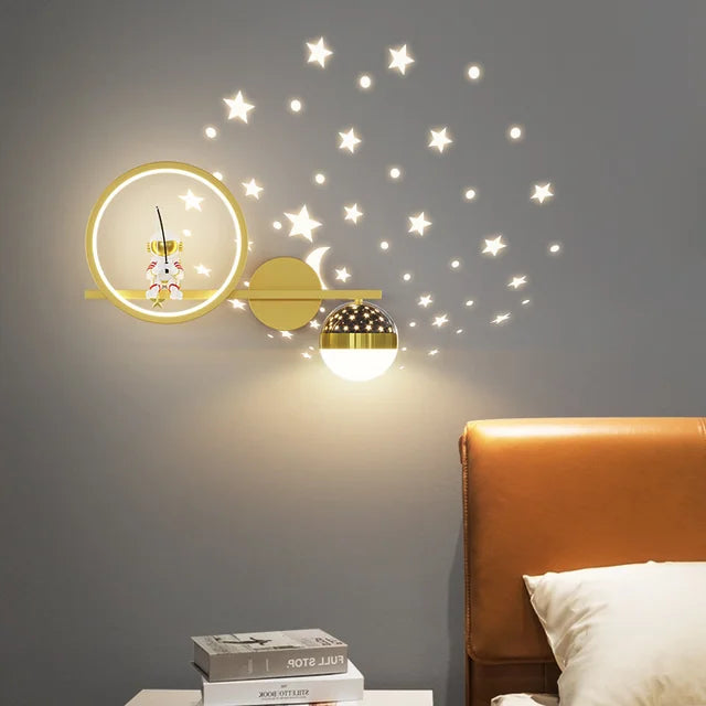 Luminária de parede encantadora em formato de nuvem, com iluminação suave e acolhedora, perfeita para o quarto dos pequenos. Dourado direito