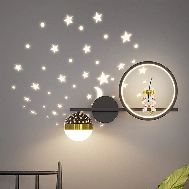 Luminária de parede encantadora em formato de nuvem, com iluminação suave e acolhedora, perfeita para o quarto dos pequenos. Preto esquerdo