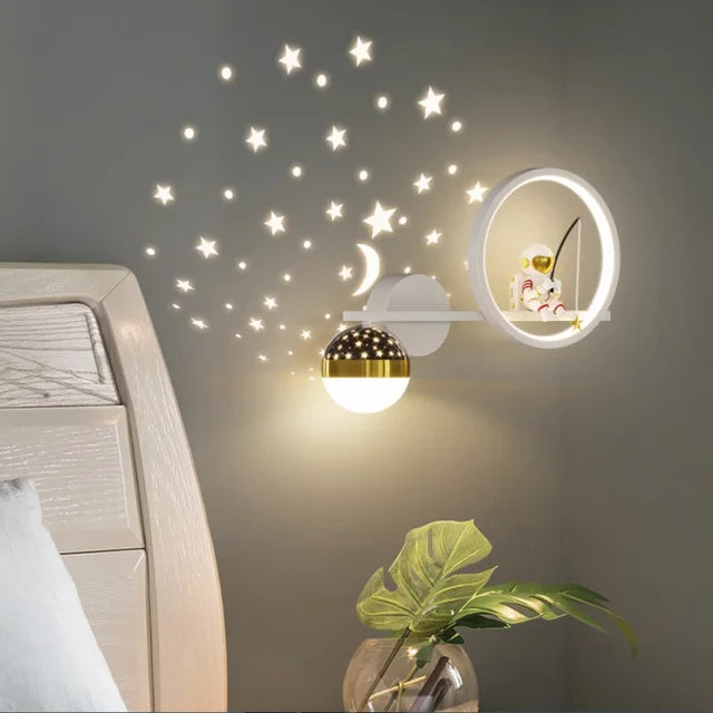 Luminária de parede encantadora em formato de nuvem, com iluminação suave e acolhedora, perfeita para o quarto dos pequenos.