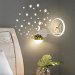 Luminária de parede encantadora em formato de nuvem, com iluminação suave e acolhedora, perfeita para o quarto dos pequenos.