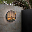 Luminária de parede escultural em aço com iluminação LED suave para exteriors contemporâneos.
