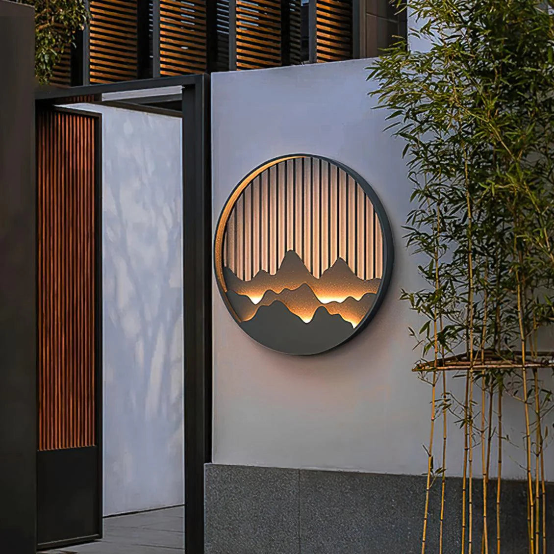 Luminária de parede escultural em aço com iluminação LED suave para exteriors contemporâneos. 80 x 4.5 cm