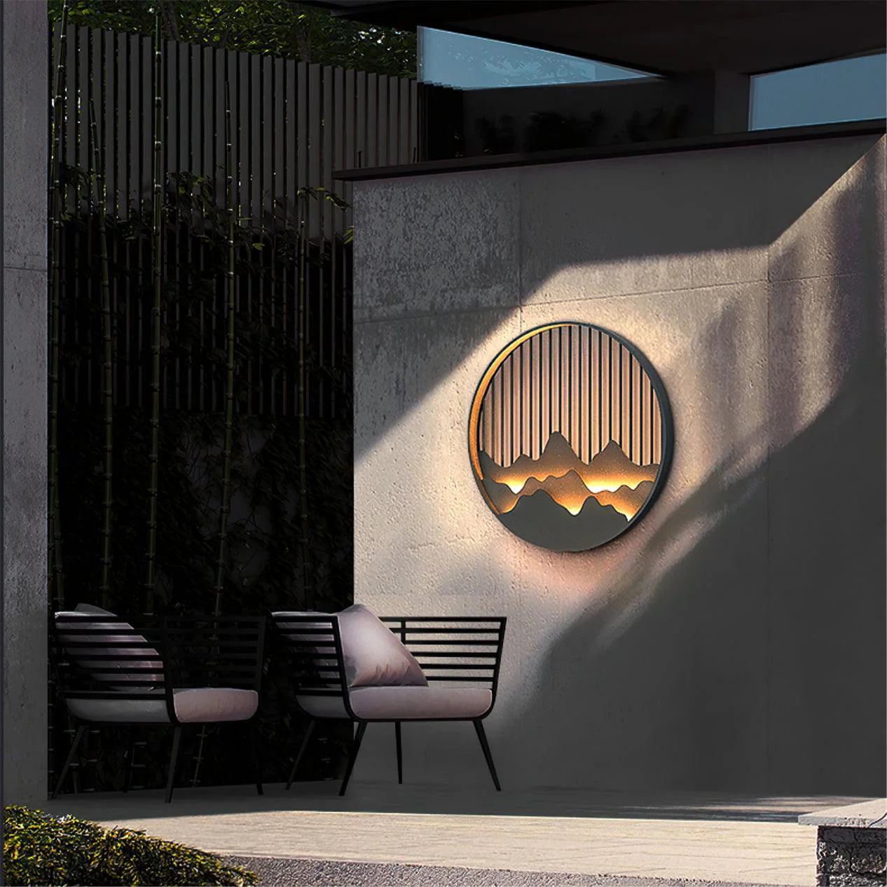 Luminária de parede escultural em aço com iluminação LED suave para exteriors contemporâneos.