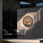 Luminária de parede escultural em aço com iluminação LED suave para exteriors contemporâneos.