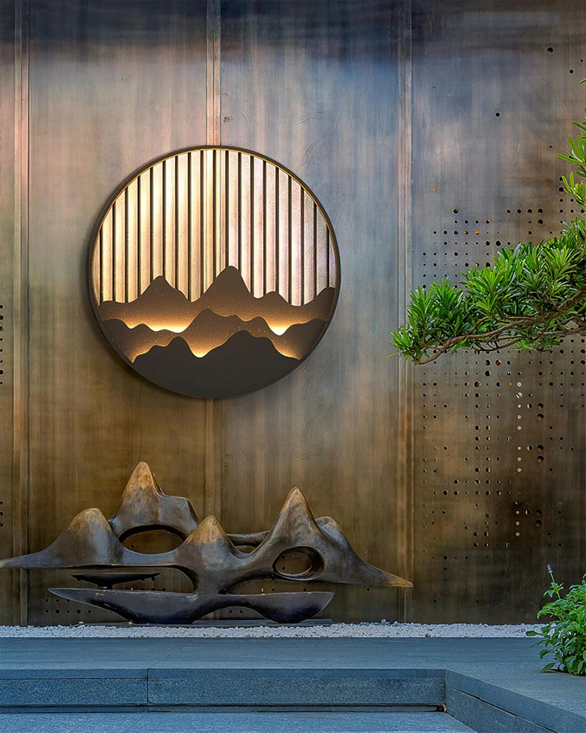 Luminária de parede escultural em aço com iluminação LED suave para exteriors contemporâneos.