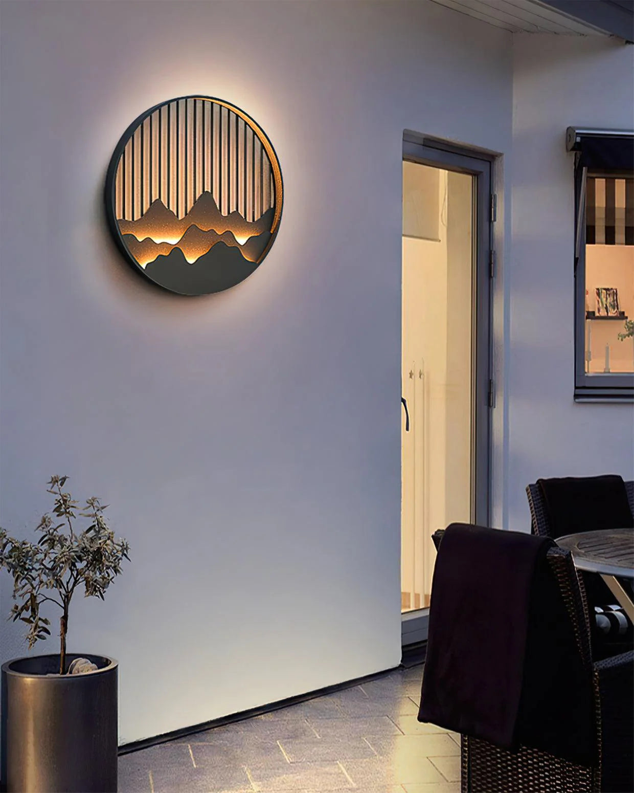 Luminária de parede escultural em aço com iluminação LED suave para exteriors contemporâneos.