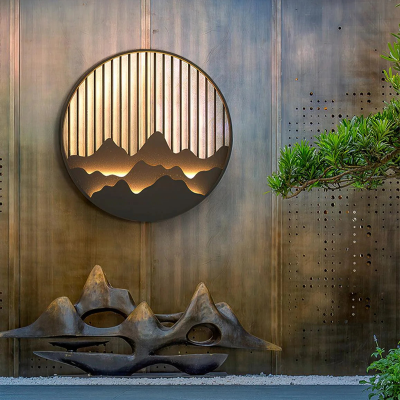Luminária de parede escultural em aço com iluminação LED suave para exteriors contemporâneos.