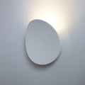 Luminária de parede escultural em metal com iluminação suave e difusa, ideal para ambientes contemporâneos e sofisticados. Branco