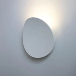 Luminária de parede escultural em metal com iluminação suave e difusa, ideal para ambientes contemporâneos e sofisticados. Branco