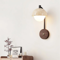 Luminária de parede escultural em pedra com iluminação suave e design vintage arrojado.