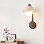 Luminária de parede escultural em pedra com iluminação suave e design vintage arrojado.