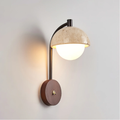 Luminária de parede escultural em pedra com iluminação suave e design vintage arrojado.