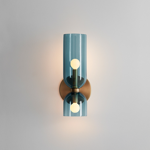 Luminária de parede escultural em vidro soprado com iluminação suave e design contemporâneo para ambientes requintados. Azul