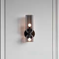 Luminária de parede escultural em vidro soprado com iluminação suave e design contemporâneo para ambientes requintados. Preto